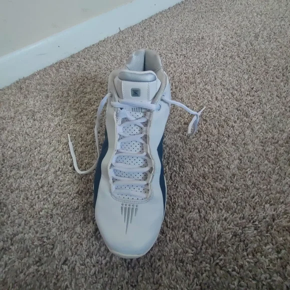 I'm selling the nike shox bb4 white silver navy.